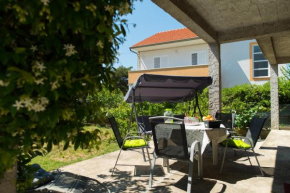 Apartment for six with free parking